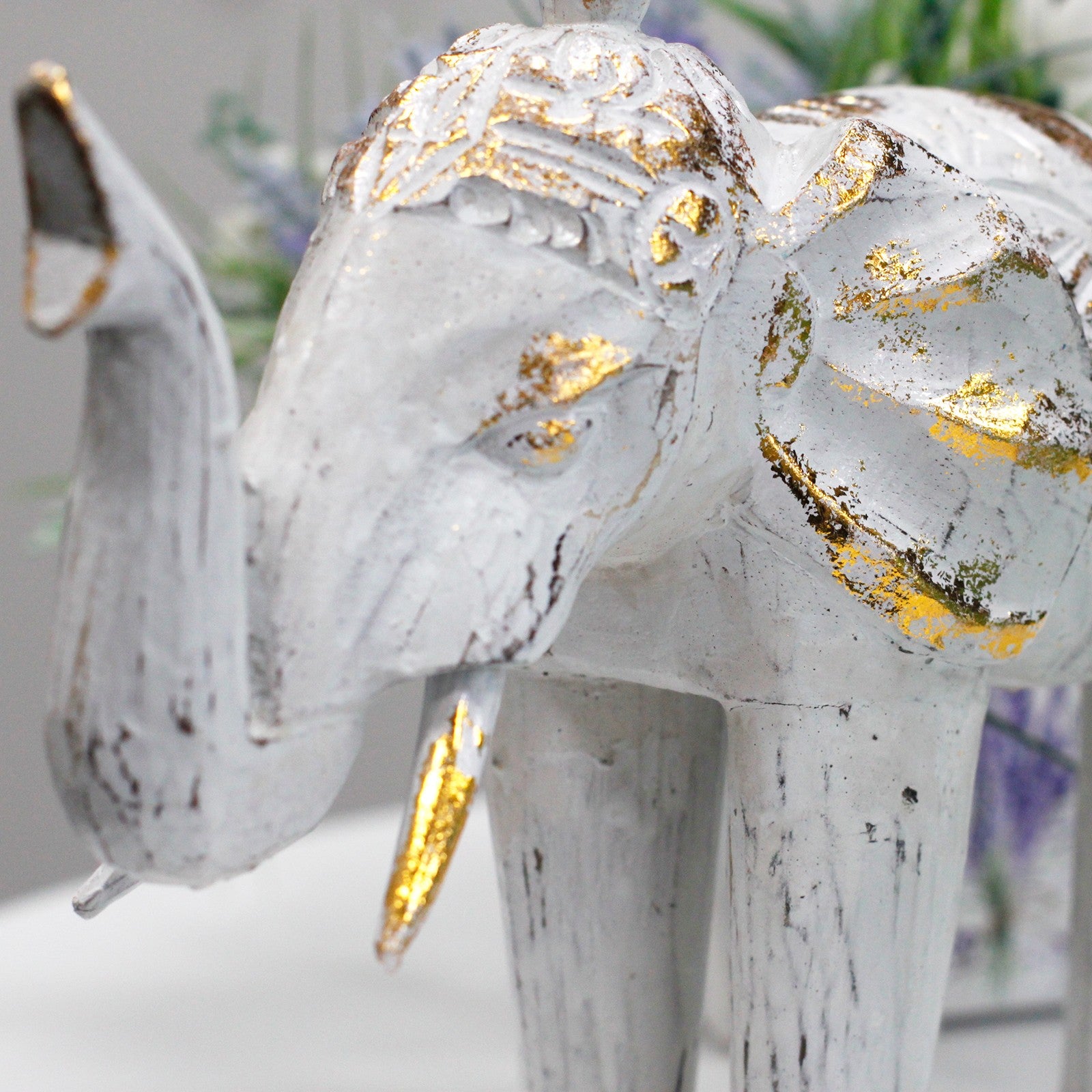 Elefante blanco-oro en madera de albesia tallado a mano